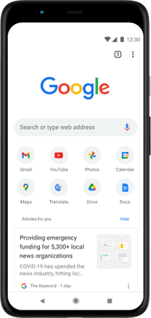 סרגל החיפוש של Google.com, אפליקציות מועדפות והצעות למאמרים מוצגים במסך של טלפון Pixel 4 XL.
